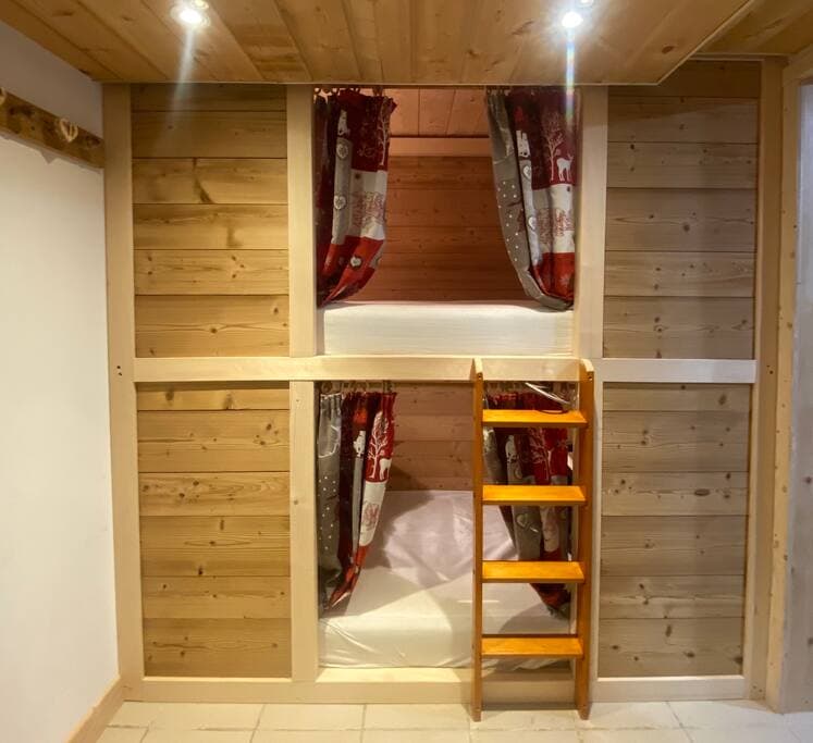 Les fameux lits cabanes qui raviront vos enfant dans ce petit chalet insolite aux Rousses.
