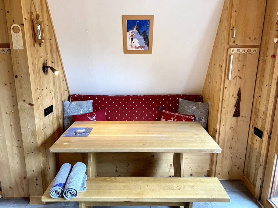 L'espace repas de ce logement permet de manger à 6 personnes.