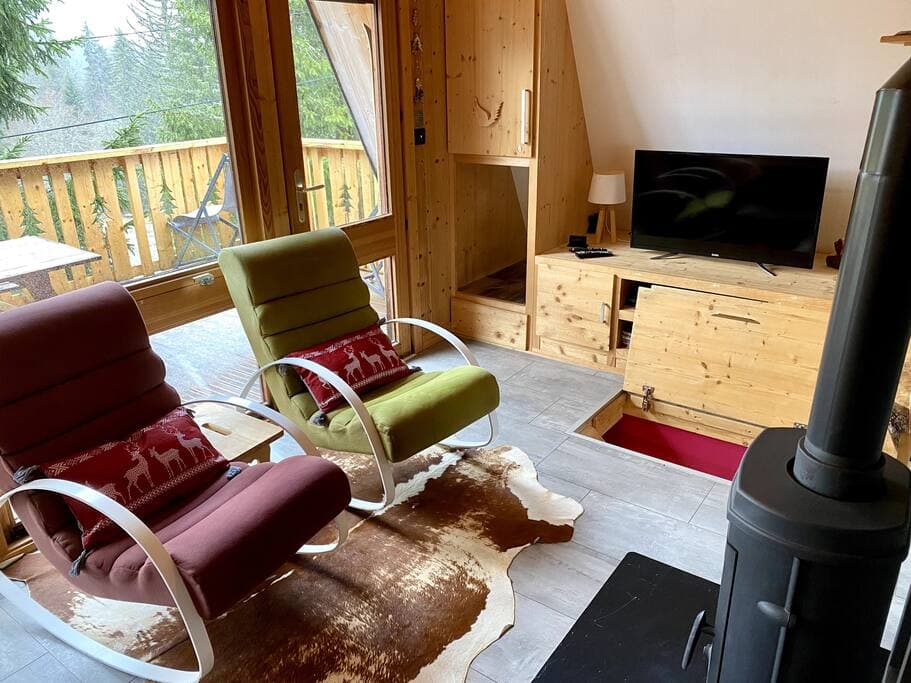 Le logement dispose d'un petit salon avec une télévision connecté et un accès gratuit à internet.
