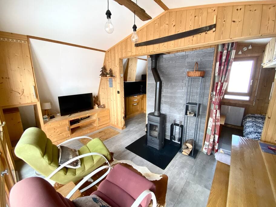 Cette location possède un poêle à bois qui augmentera le confort de votre séjour.