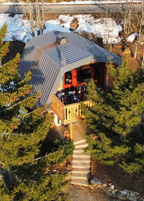 Chalet sur les pistes de ski, vue sur la foret.