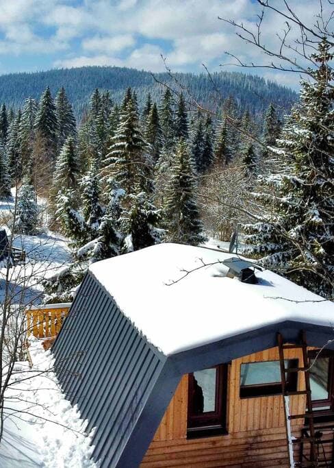 Chalet avec vue sur la montagne.