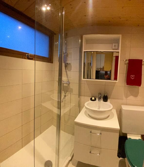 Salle de bain, confortable avec douche à l'italienne.