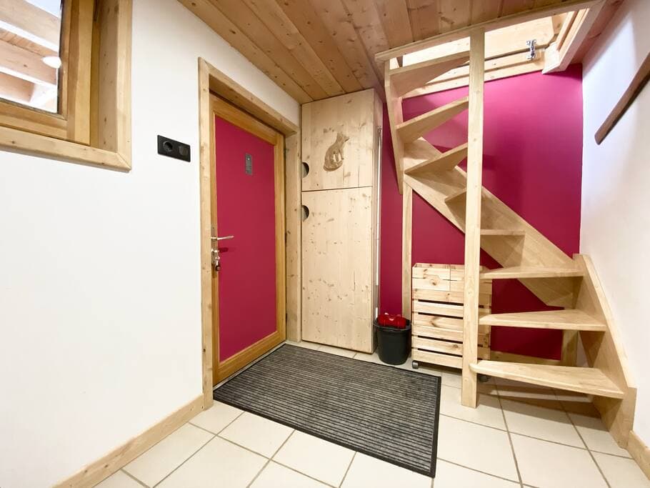 L'entrée du chalet la cabane du trappeur avec l'escalier.