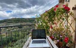 Geräumige Artemide-Wohnung mit Terrasse
