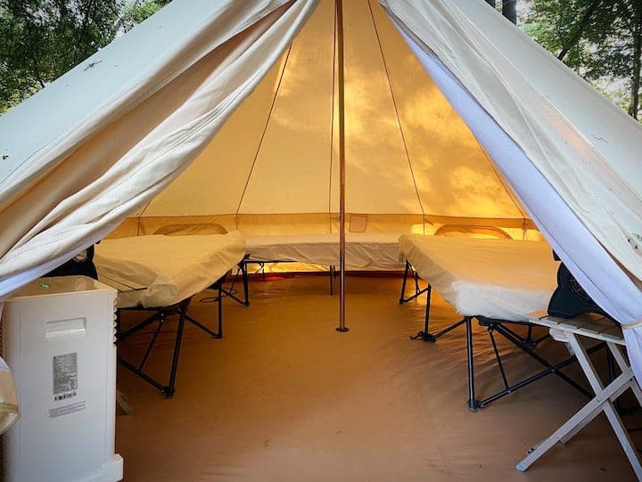 2 Queen sized beds, 1 twin bed, side table, fans, electricity, and AC/Heat.  Guest provides bedding.
