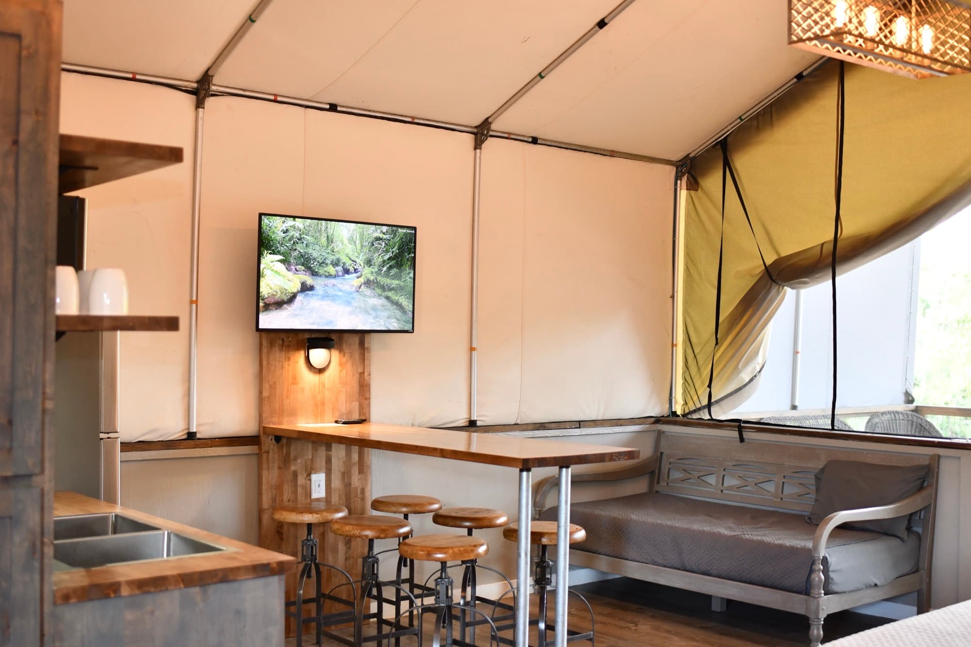 Smart TV and Free Wifi Provided