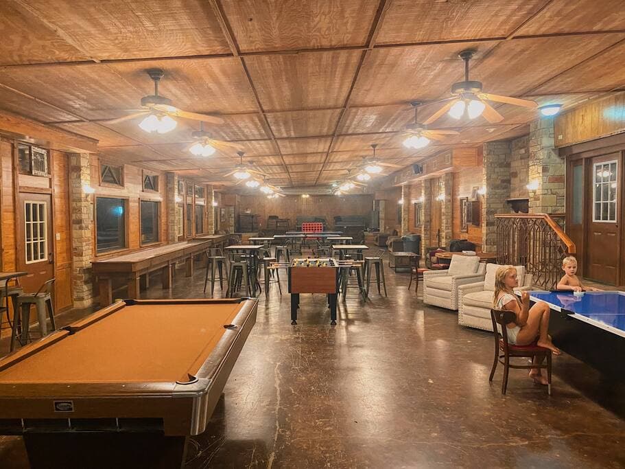 I tole you the game room was large!