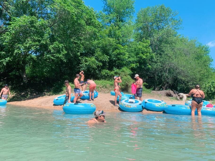 There ae nice beaches to hang out on the float.