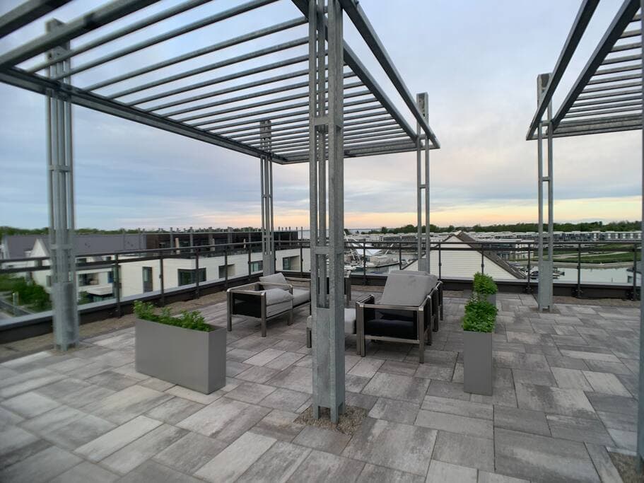 Rooftop Lounge and large gas BBQ access 