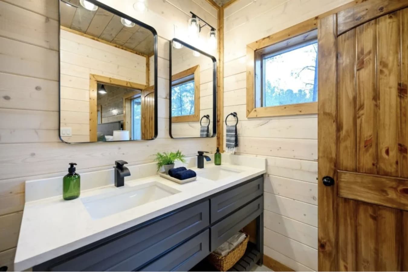 King Suite Bathroom #2