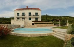 mit Blick auf das Wasser