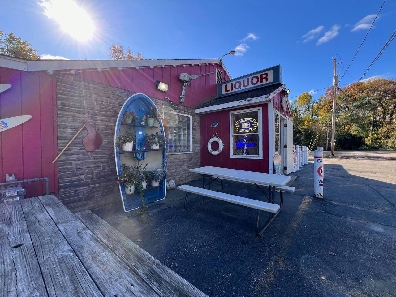 Beachview grocery store/deli/liquor store is on lake a 1.5 mile walk (roughly 30 minutes) or a 5 minute drive to south end of Bohner Lake.
