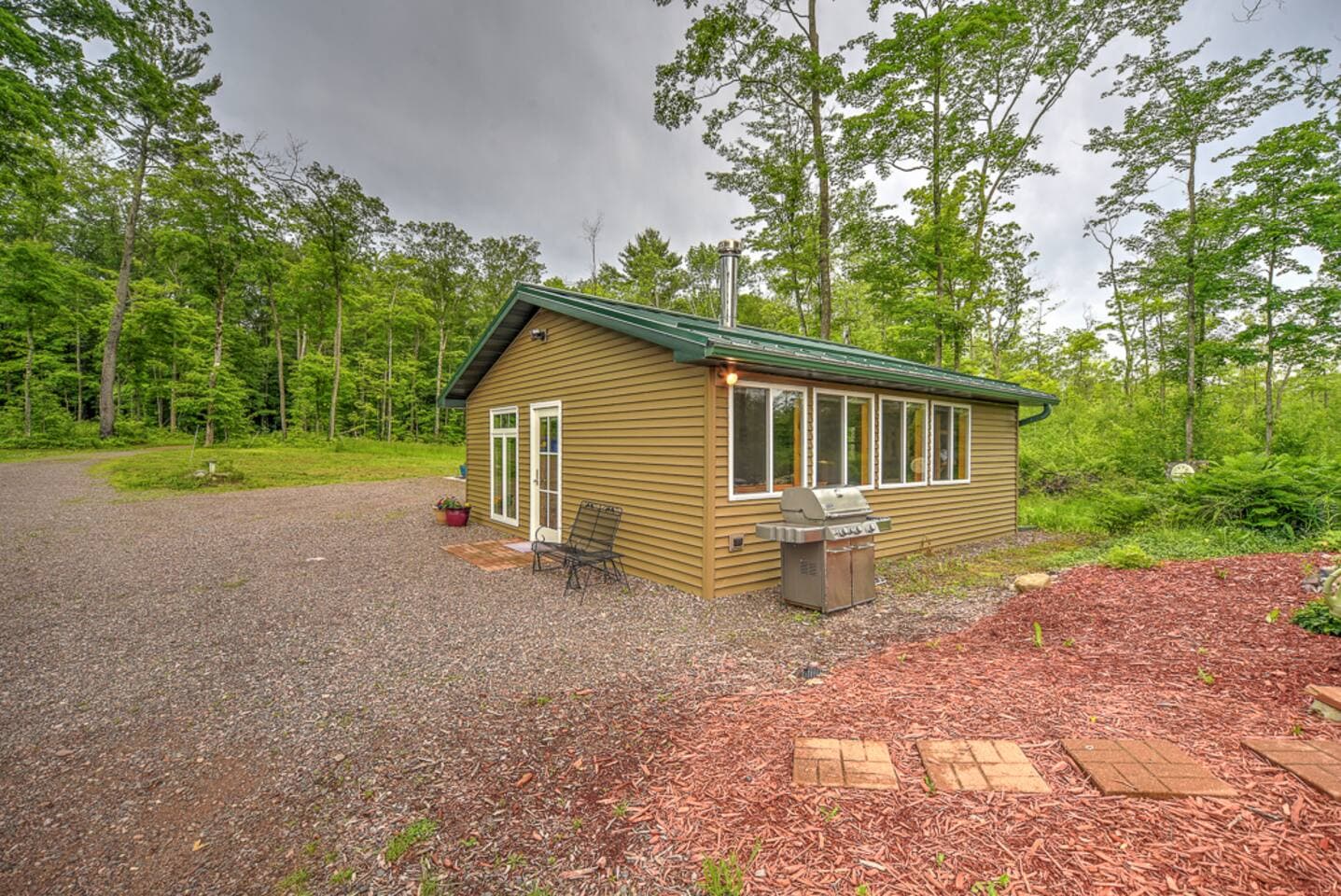This is the cabin, it sleeps 6 and has a full bath, kitchenette, sitting area and dining area.  There are NO steps in this cabin so it is great for those that cannot do stairs.  It is 525 sf.