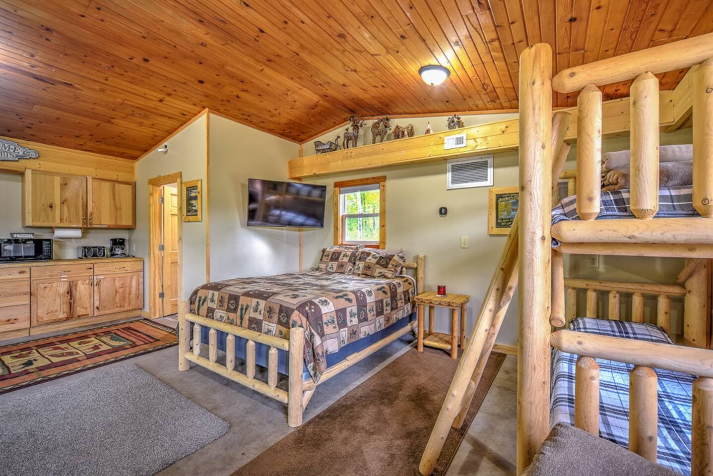 2 queen beds - set of bunk beds