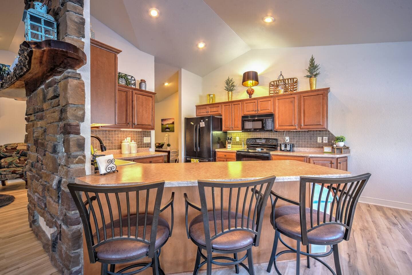 Kitchen-seating at counter