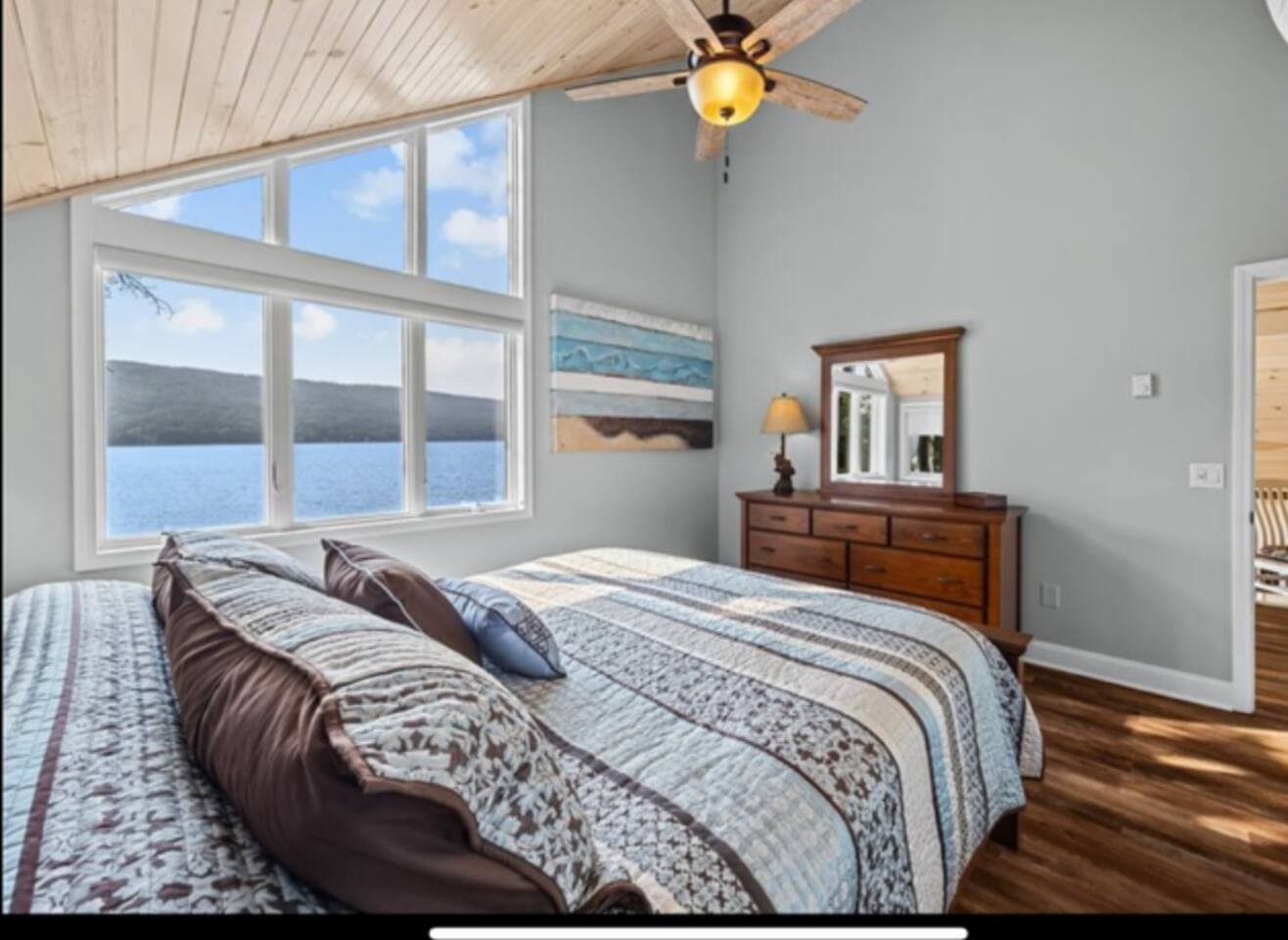 King bed bedroom 1