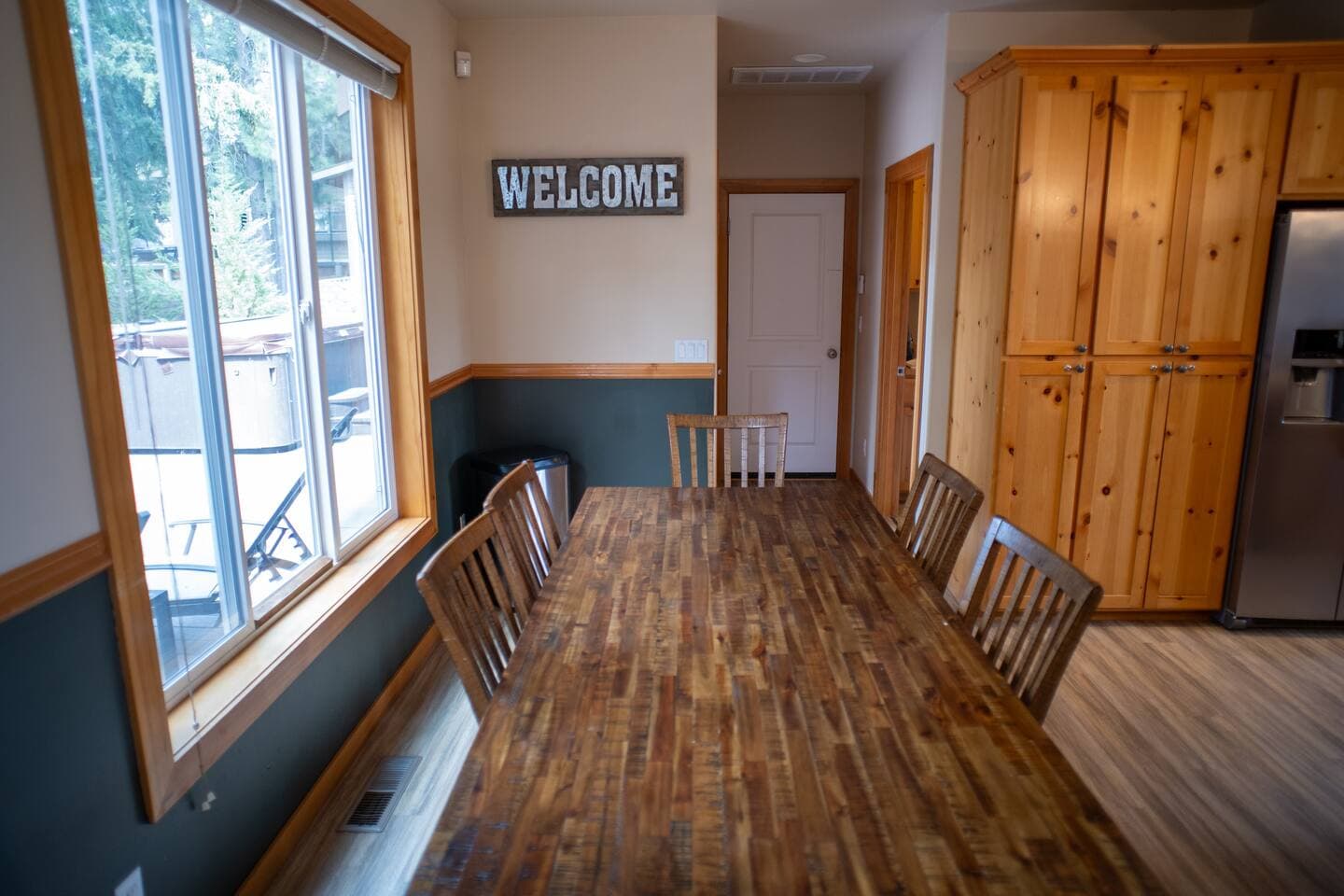 Table seating for 6.  There are folding chairs in the laundry room, along with the counter seating.