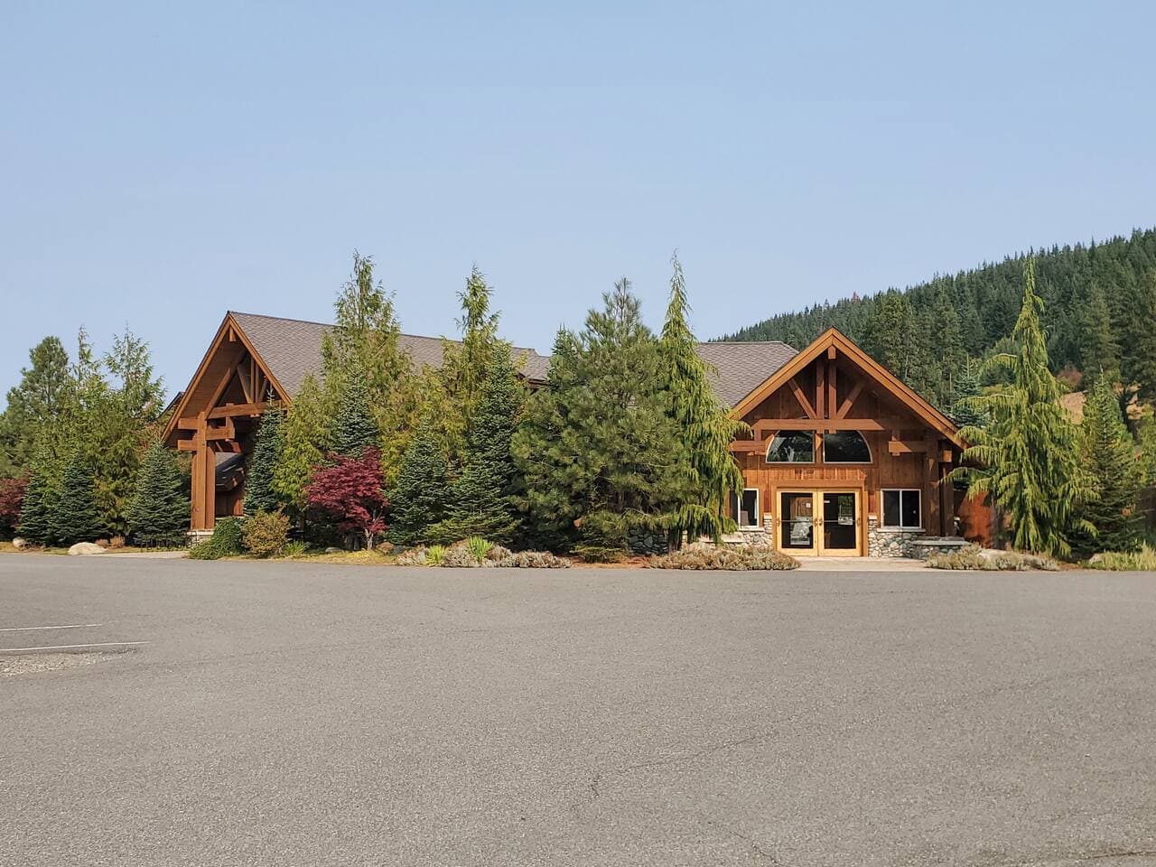 Roslyn Ridge Activity Center is a brief, 5 minute walk away. POOL!