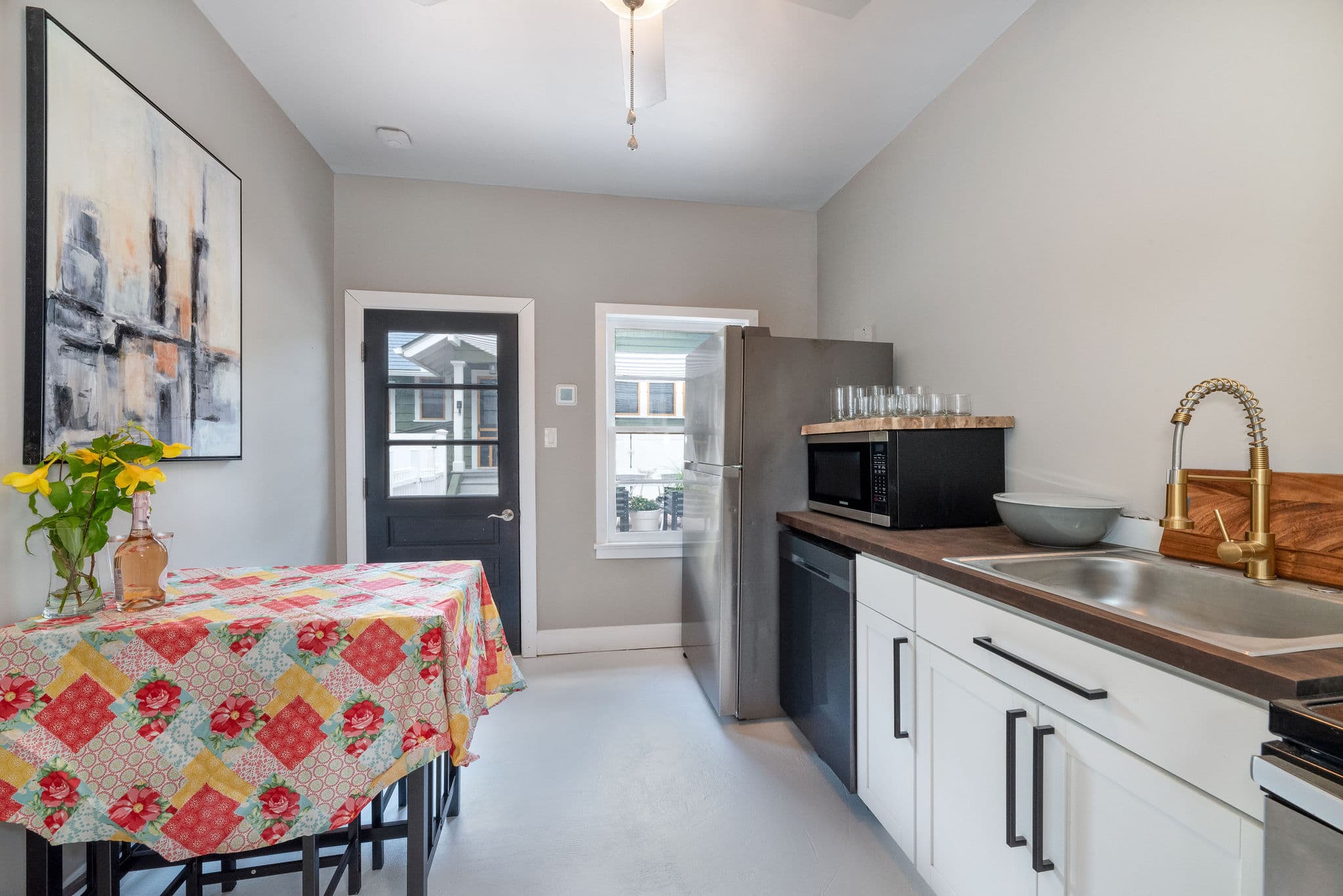 Full Common Kitchen with Laundry