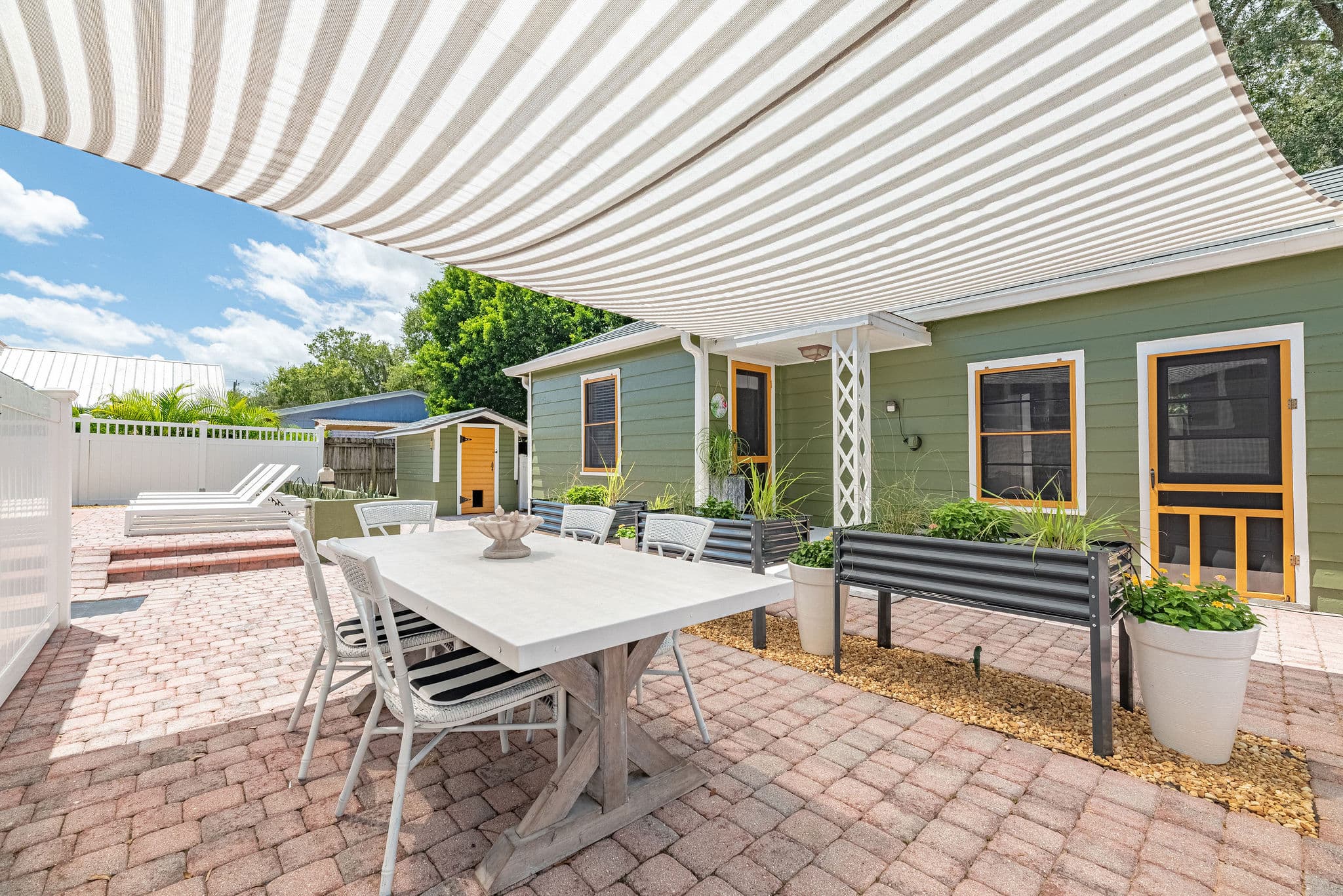 Noi Nest Patio Dining and Garden