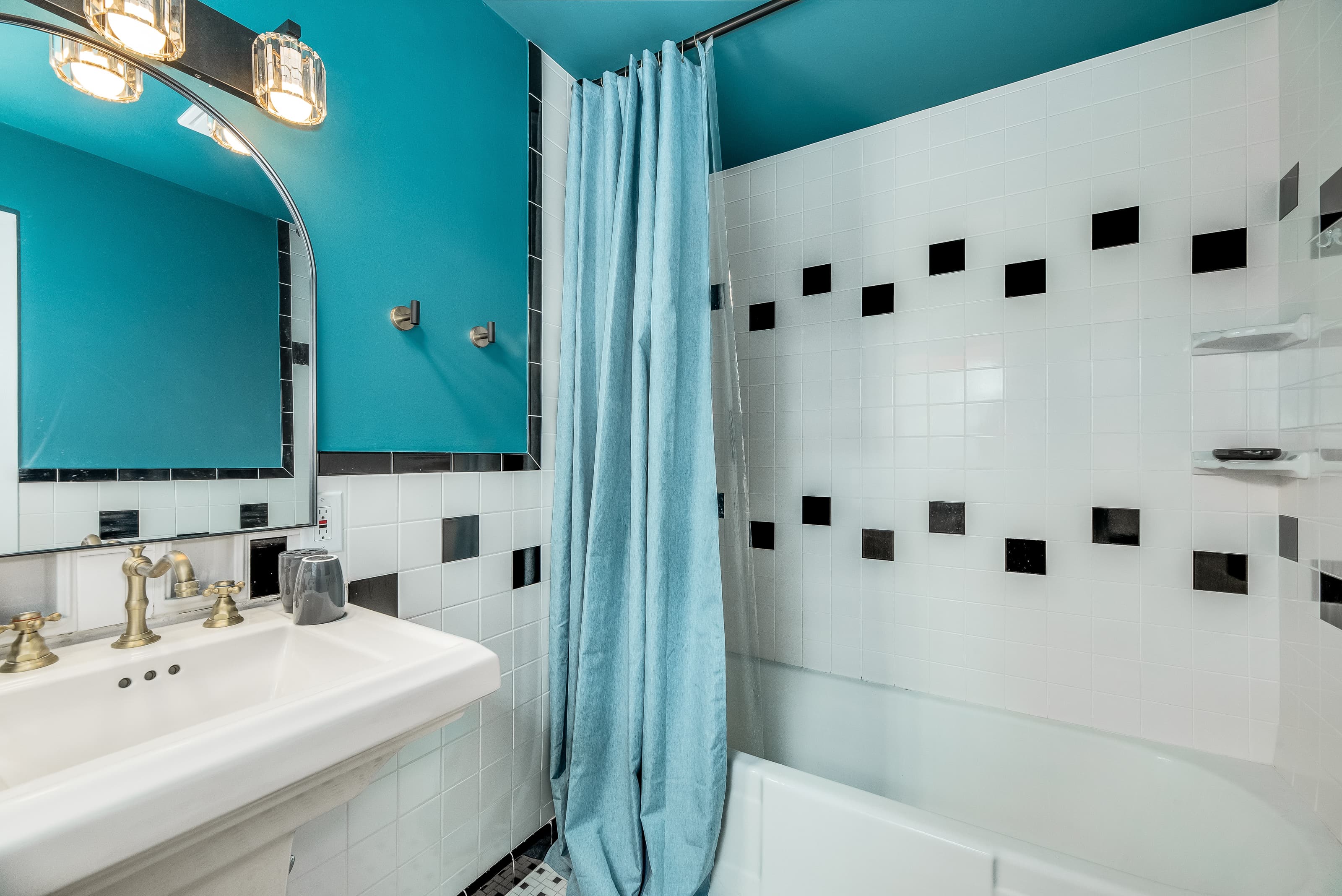 Flamingo Studio Bathroom Tub and Shower