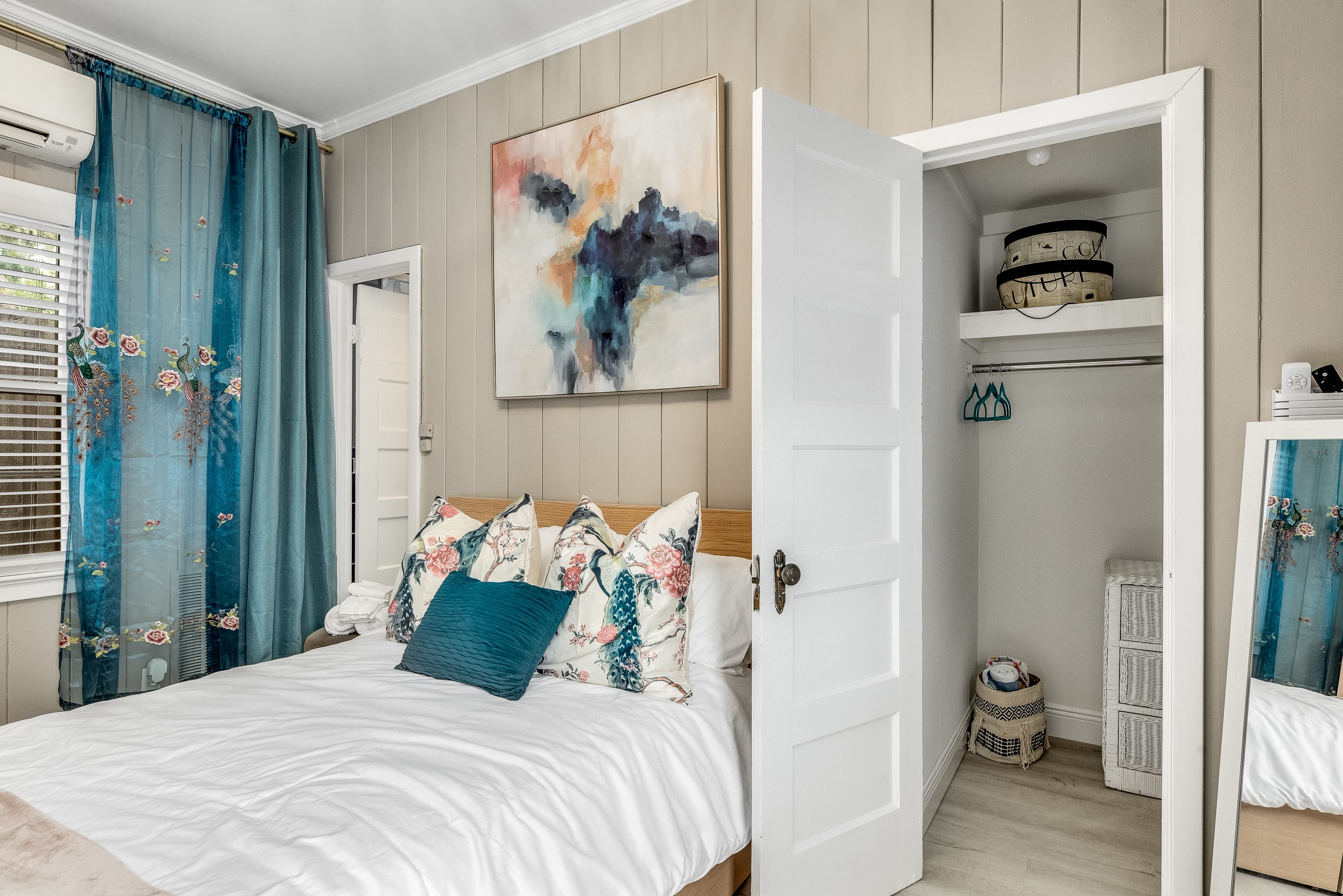 Peacock Studio with Double Bed and Spacious Closet
