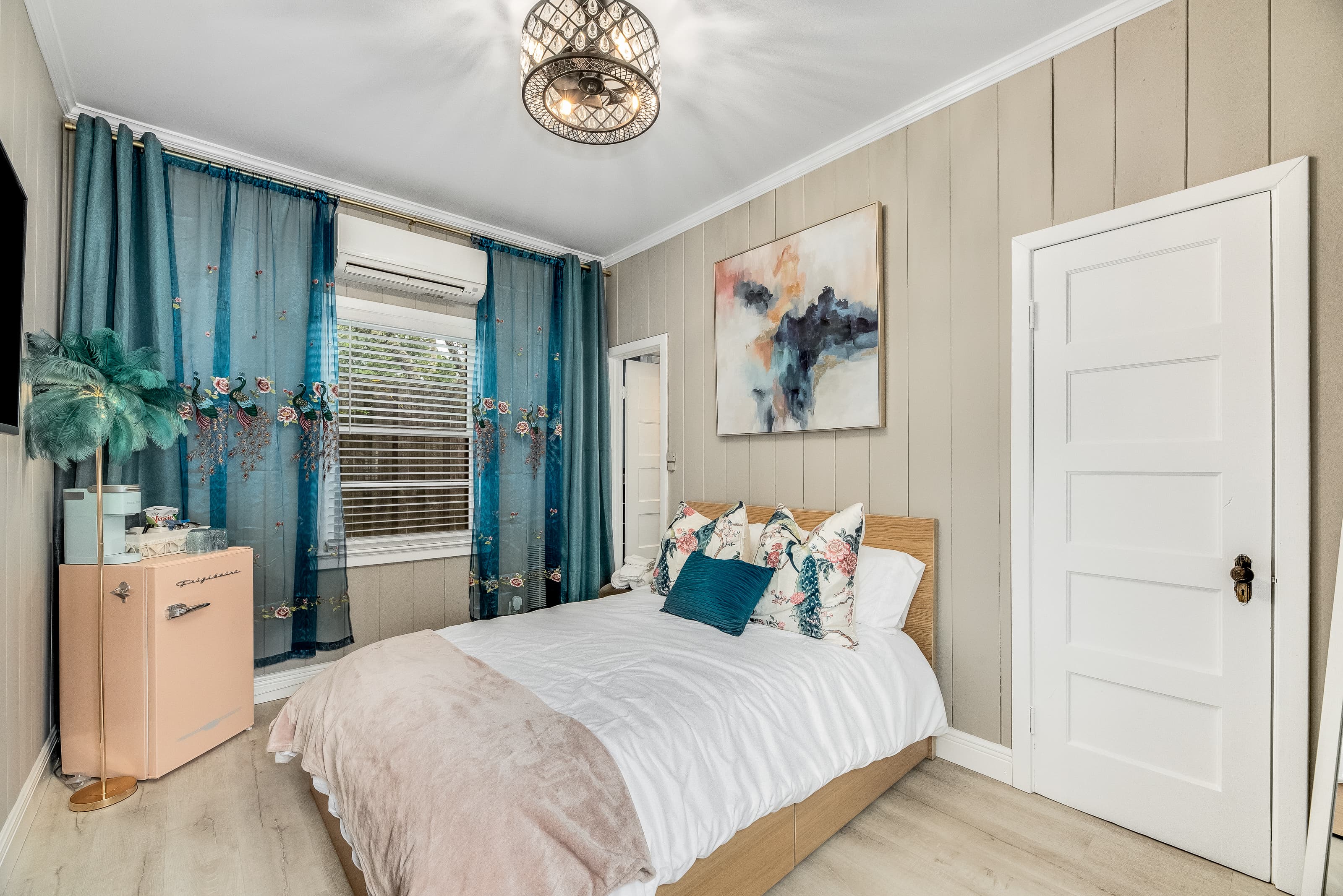 Peacock Studio with Double Bed, Mini Fridge, Keurig, Snacks, TV (All Streaming Apps Available)