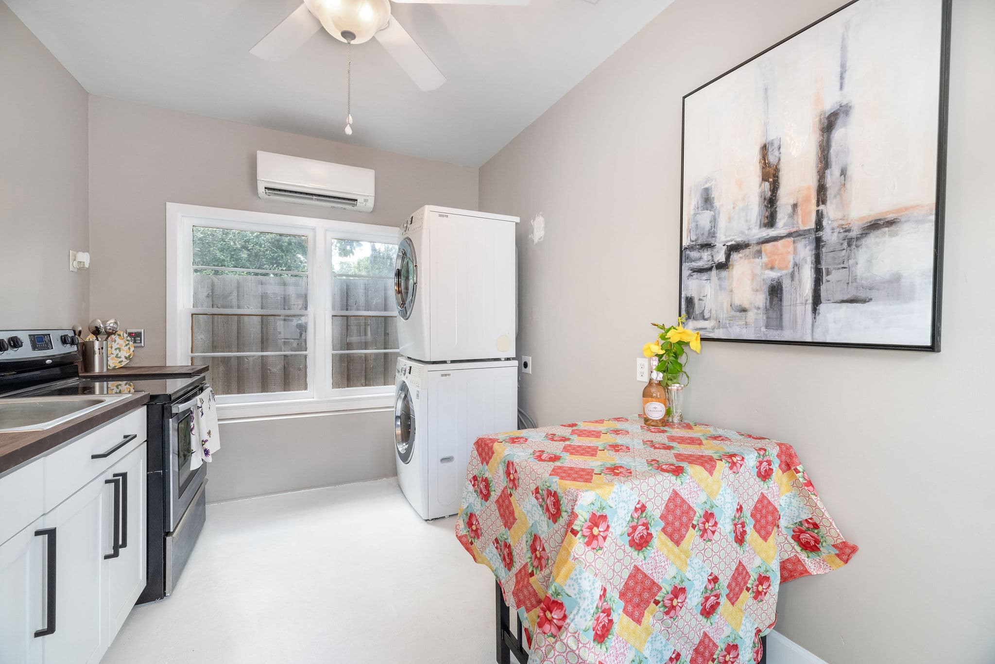 Full Common Kitchen with Laundry