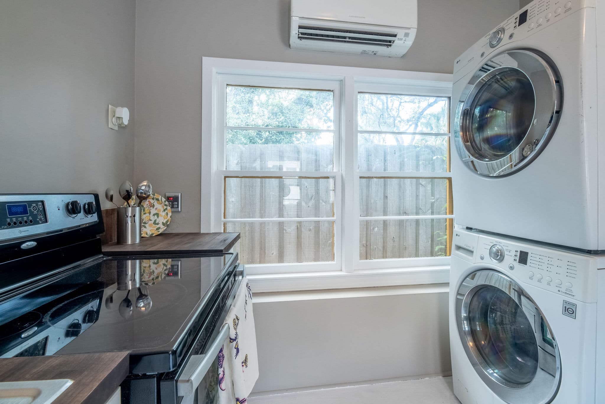 Full Common Kitchen with Laundry