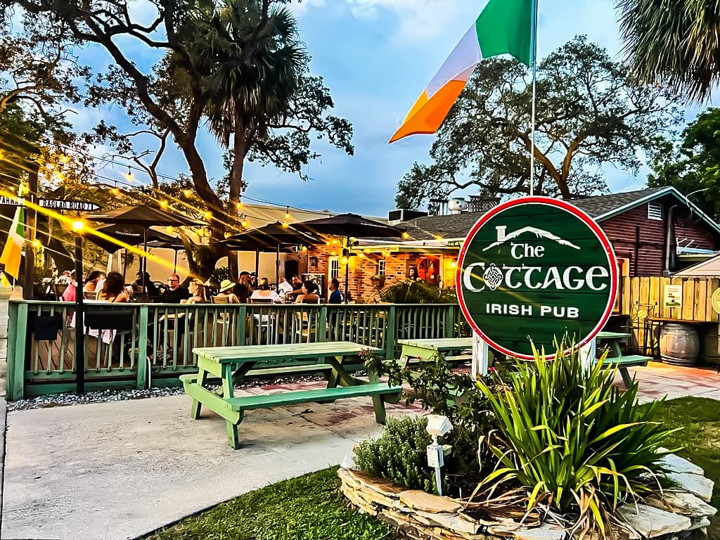 The Cottage Pub - Within Walking Distance of Noi Nest