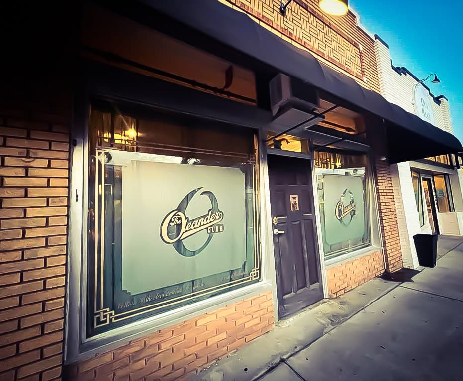 Oleander's Speakeasy - Within Walking Distance of Noi Nest