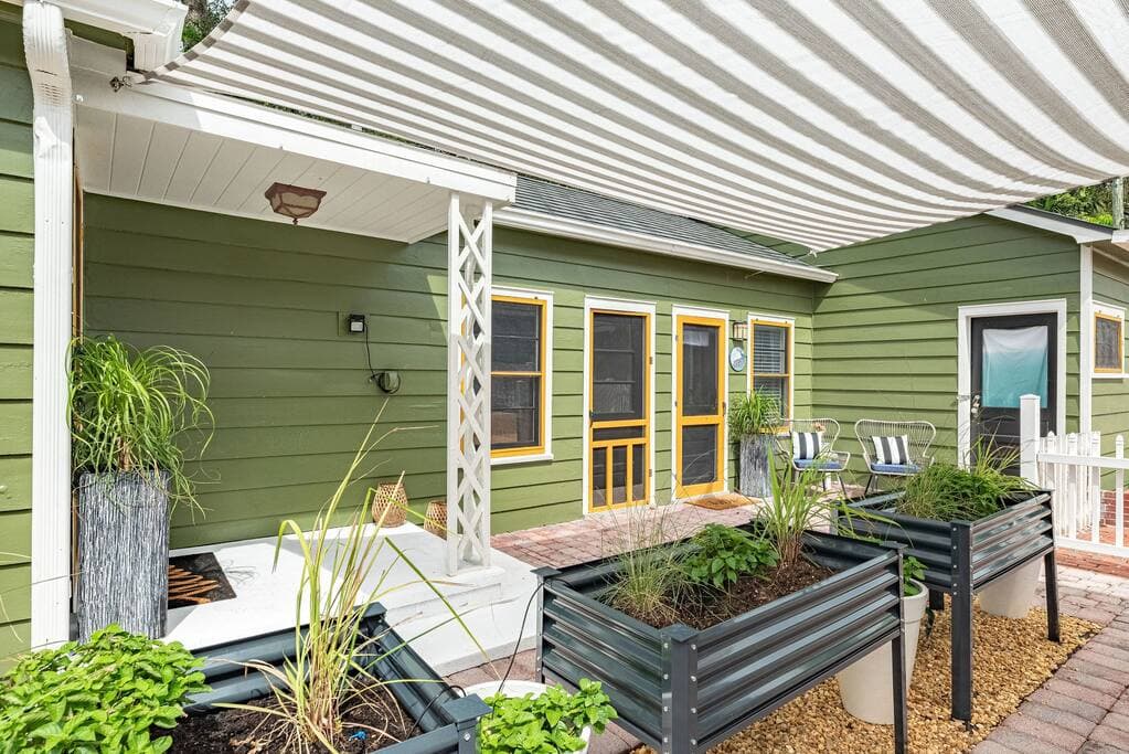 Flamingo and Peacock Studios/Common Kitchen with Garden View