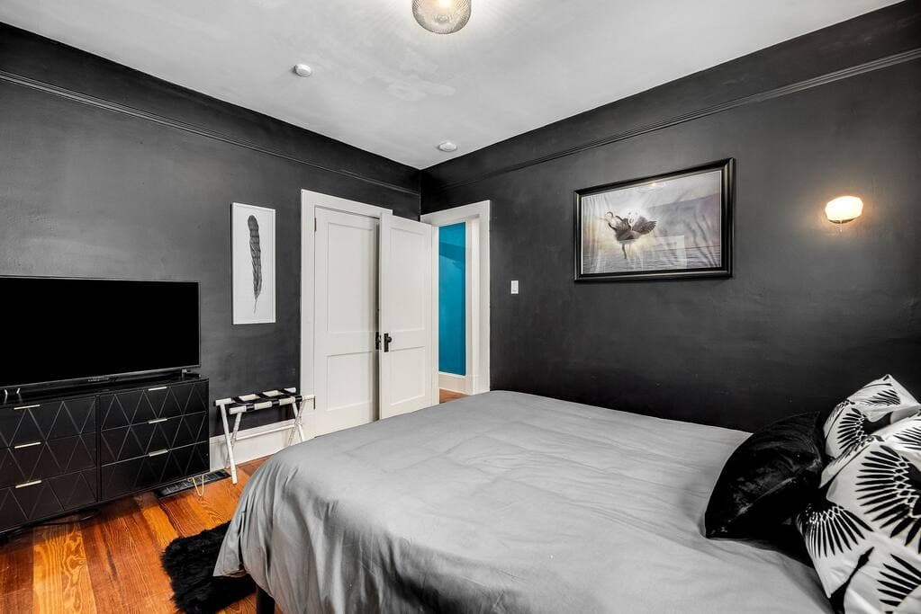 Black Swan Room with TV (All Streaming Apps Available)