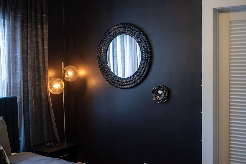 Black Swan Room Wall Decor
