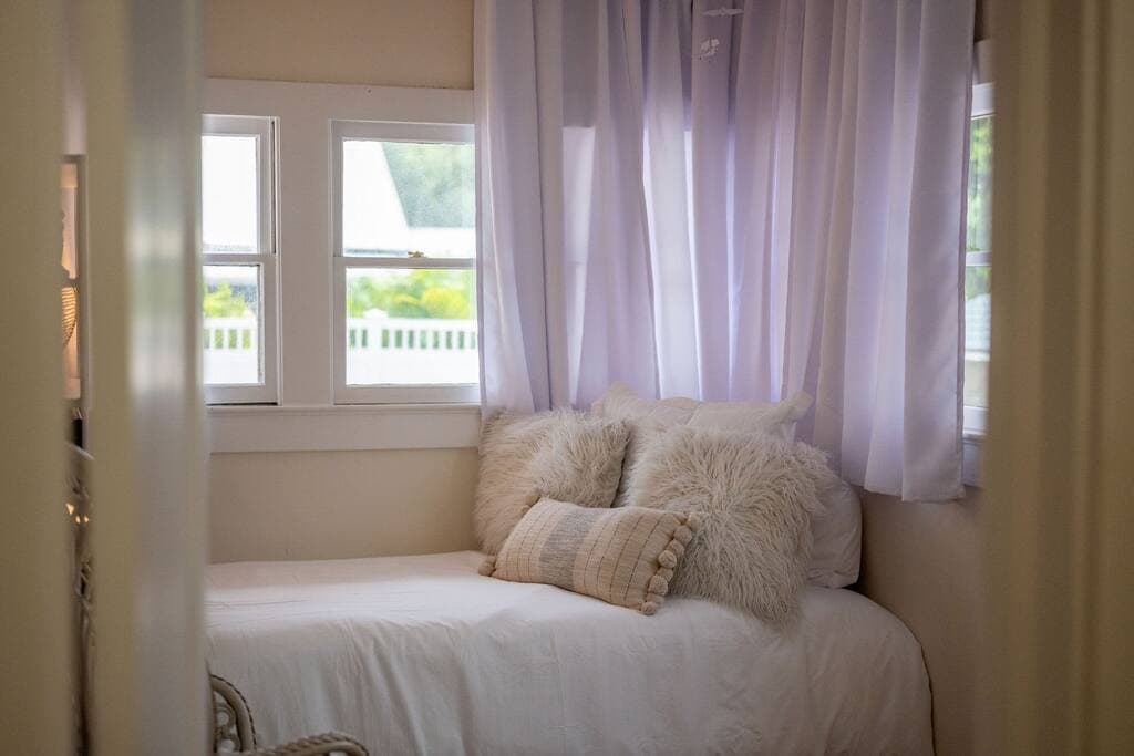 Dreamy White Swan Room