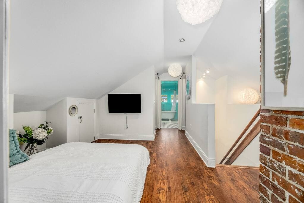 Dove Suite with TV (All Streaming Apps Available)