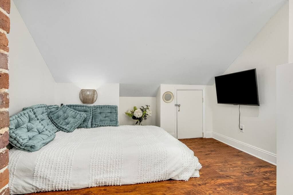 Dove Suite Relaxing or Additional Sleeping Area (Queen Bed)