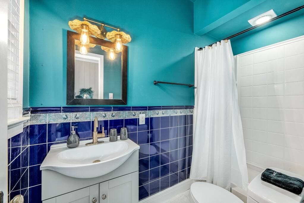 Peacock Studio Bathroom with Shower