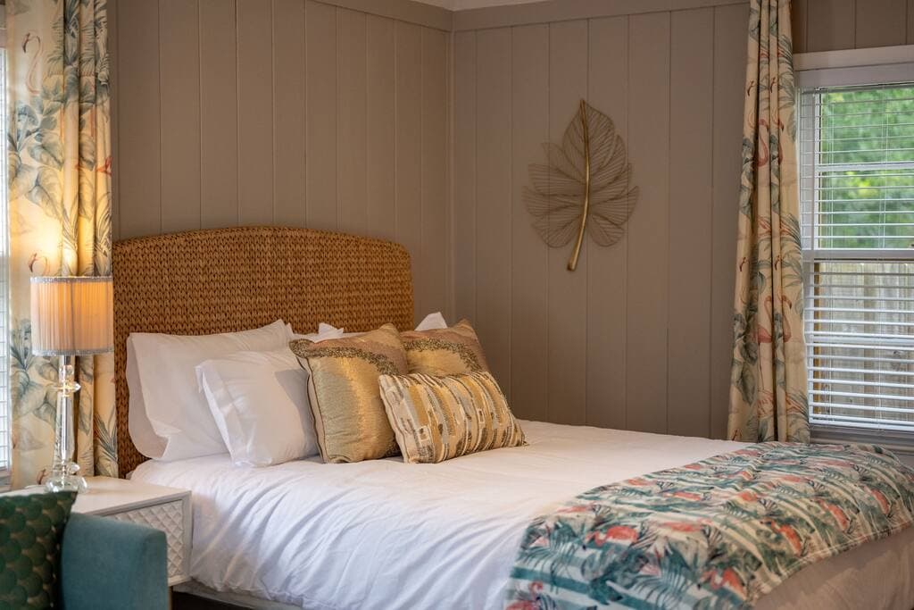 Flamingo Studio Queen Bed