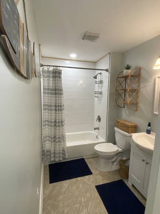 Central bathroom with standard enamel steel bath tub