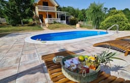 Hütte mit Garten, Grill und Terrasse