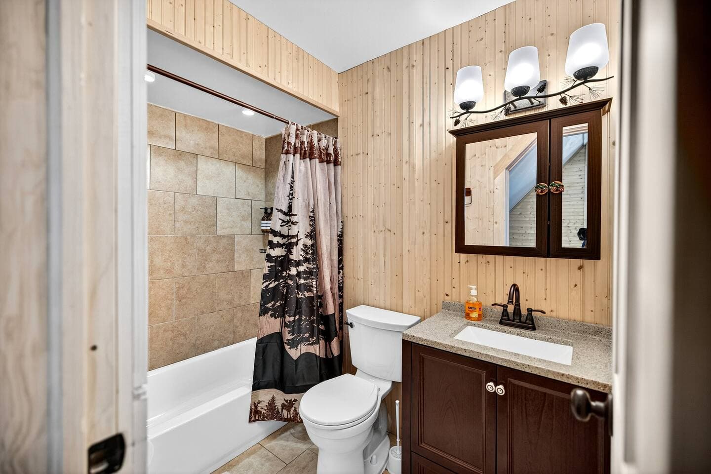 help yourself to this beautiful spacious upstairs bathroom connected to the master bedroom