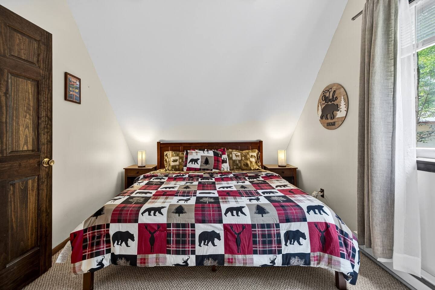 enjoy this beautiful king size bed with memory foam mattress topper for extra comfortable sleep
