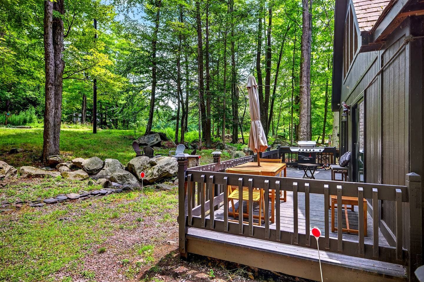 help yourself to the beautiful patio included with patio is gas barbecue seating area and picnic table with umbrella