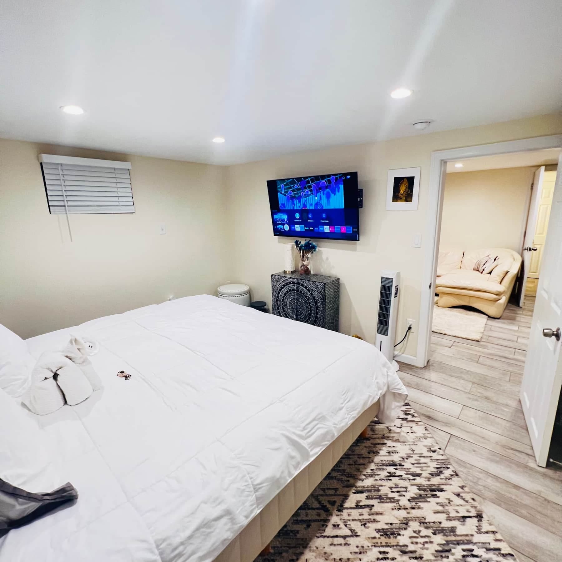 King Bedroom & Smart TV