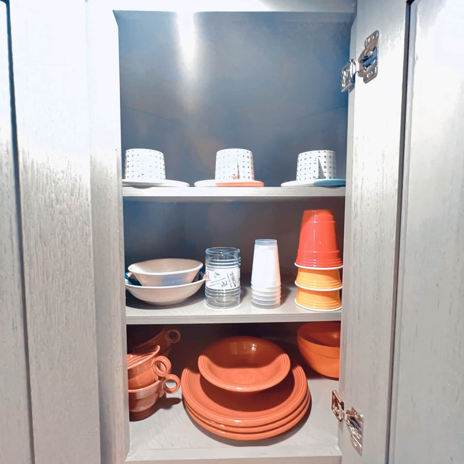 Plates, Cups & Mugs