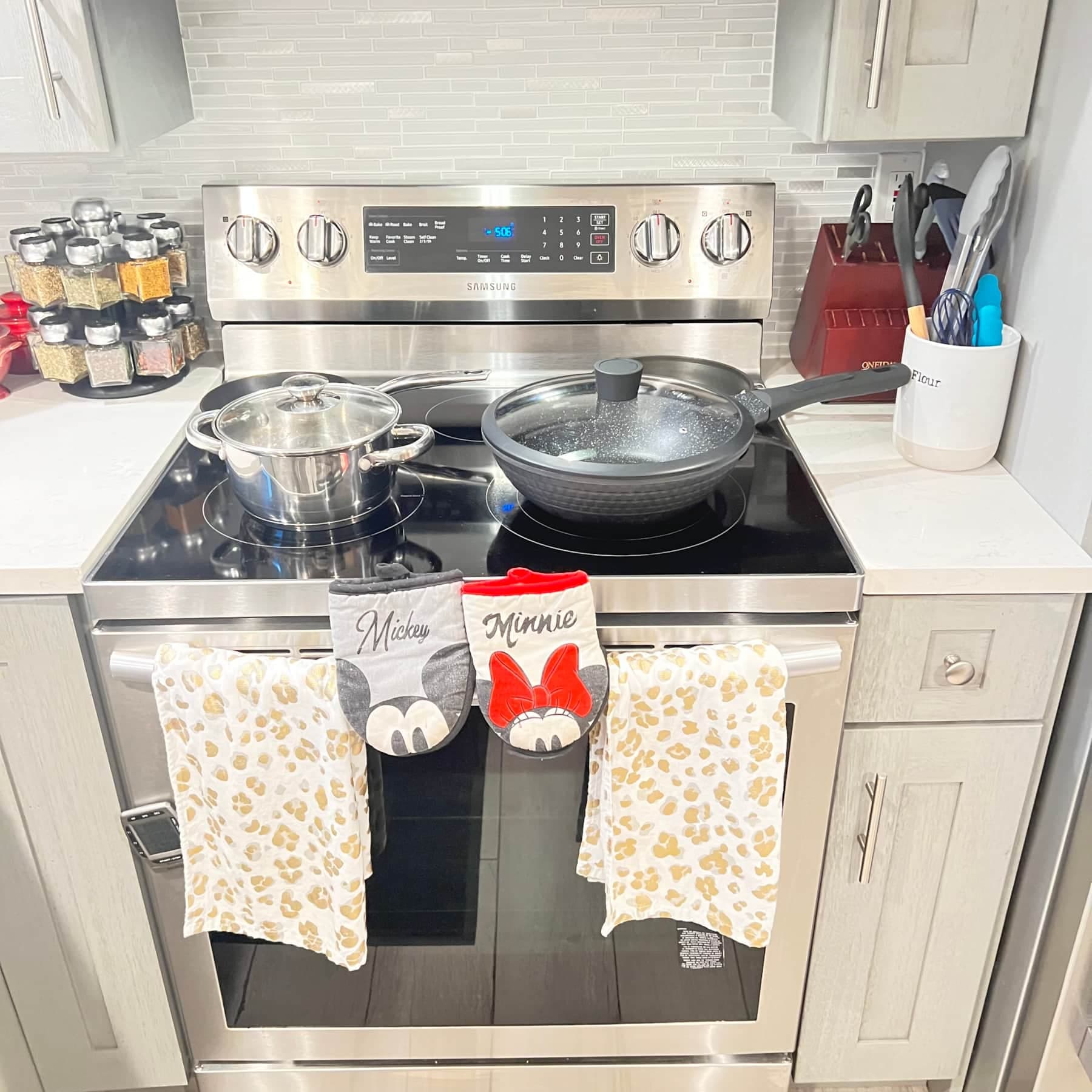 Stove /Oven with Cooking Utensils & Pots & Pans