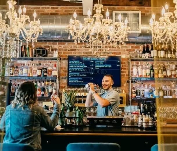 Bayshore Main Street, nightlife, restaurants, bars, etc. 5 minutes