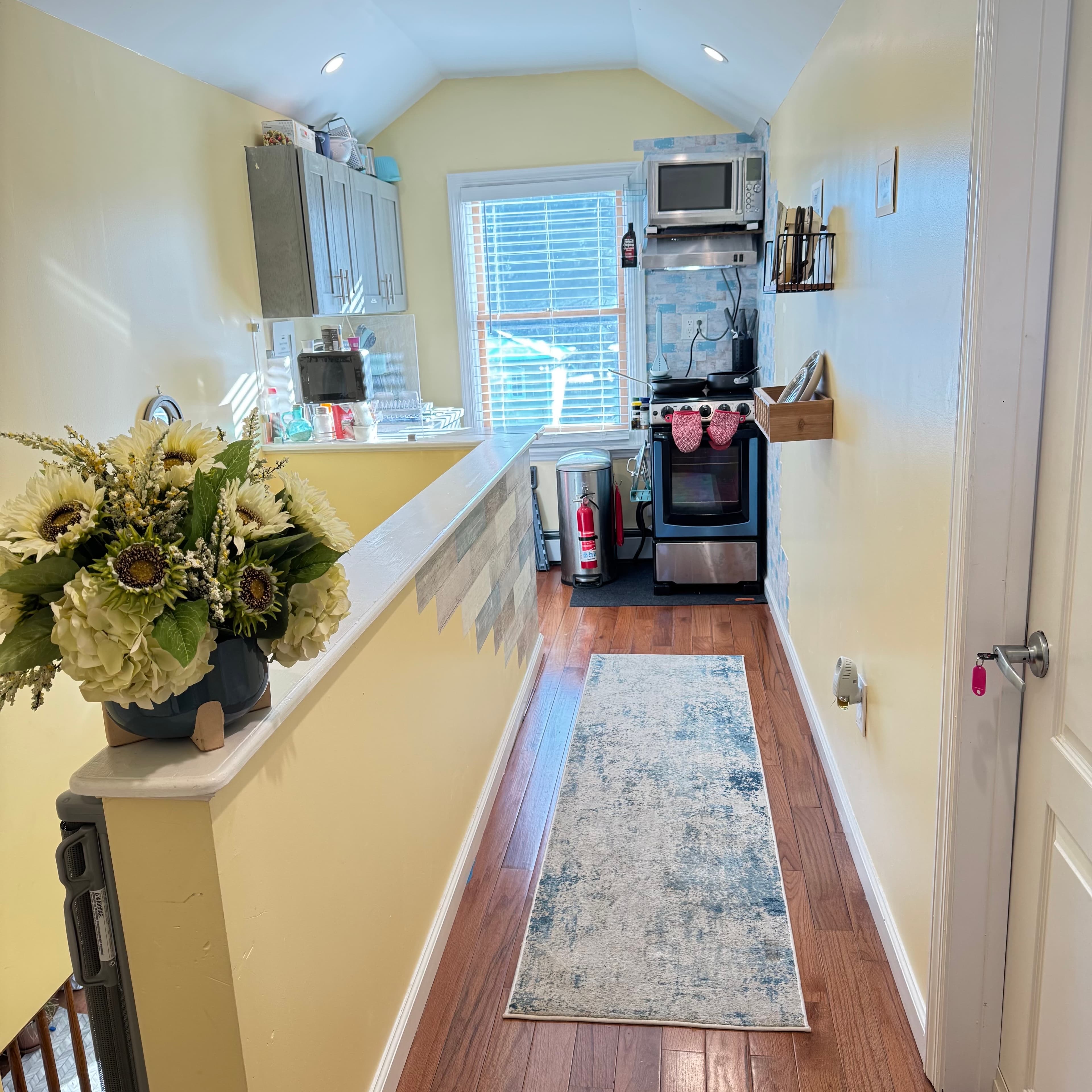 Private Queen  Bedroom, TV, WiFi, 2 Deep Storage Closets, Dresser, Workspace, Shelf’s & Stool